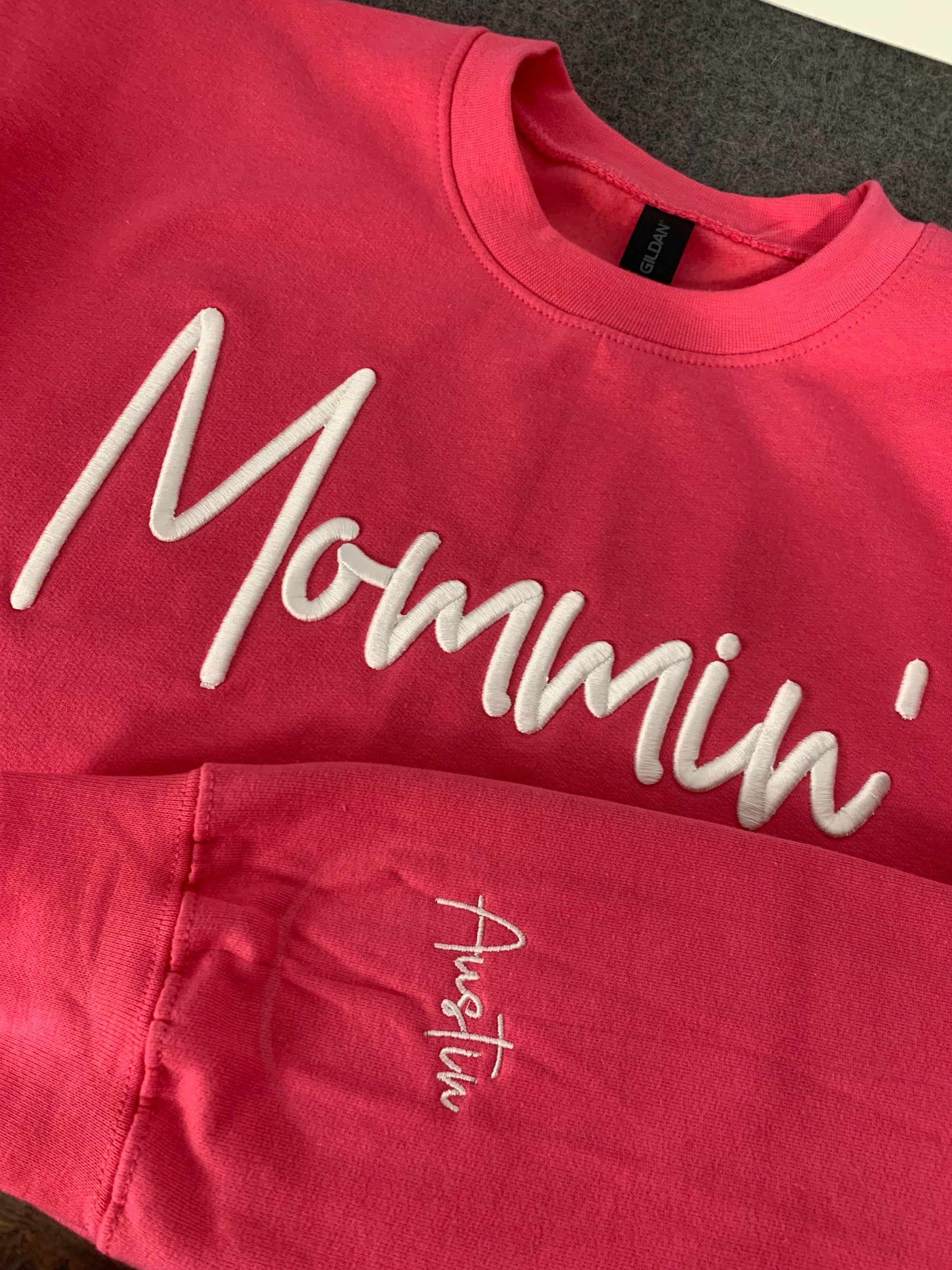 Personalized “Mommin’” 3D Puff Embroidered Sweatshirt – Customizable – Add Name on Sleeve – Cozy Mom Sweatshirt