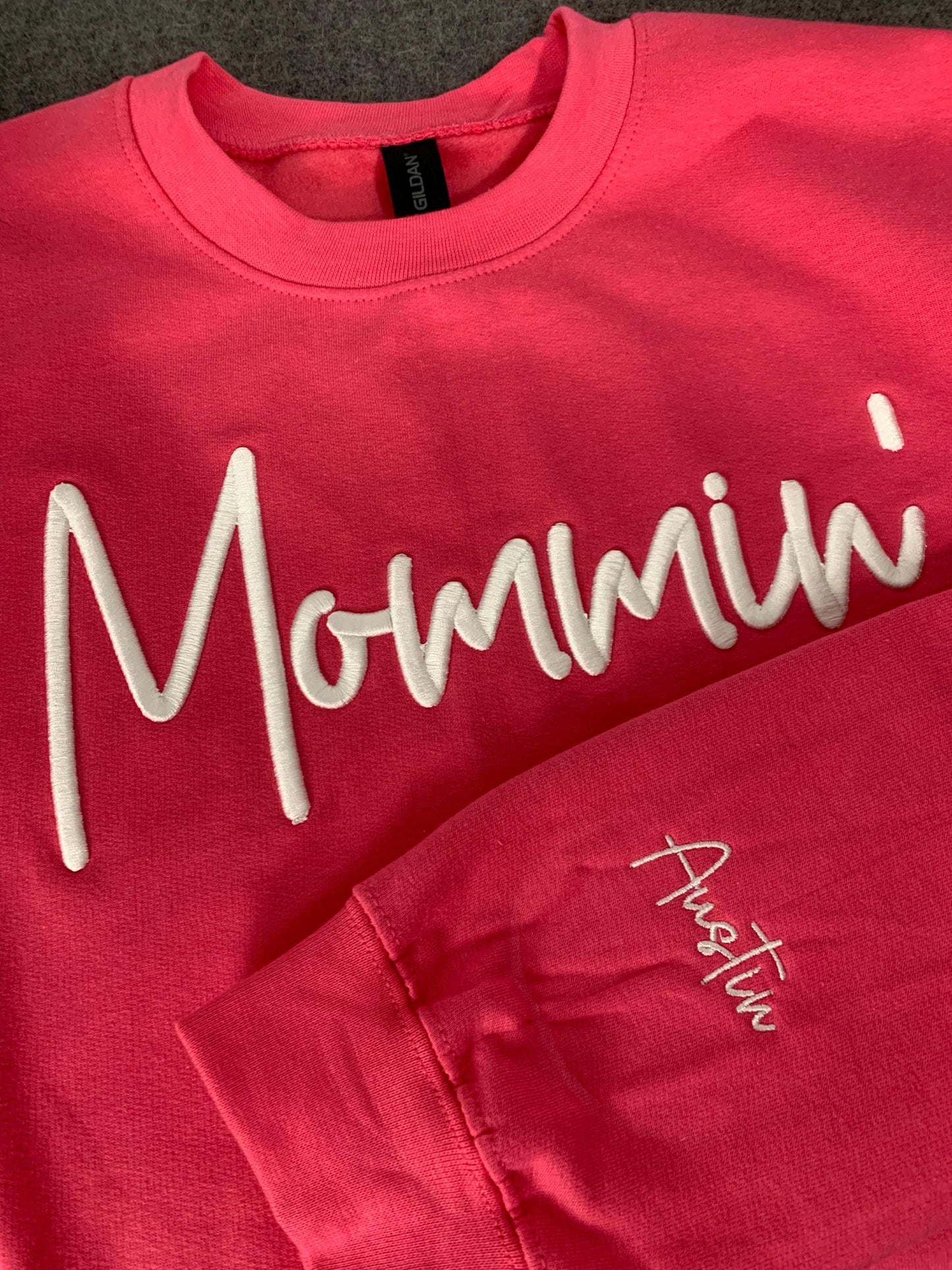 Personalized “Mommin’” 3D Puff Embroidered Sweatshirt – Customizable – Add Name on Sleeve – Cozy Mom Sweatshirt