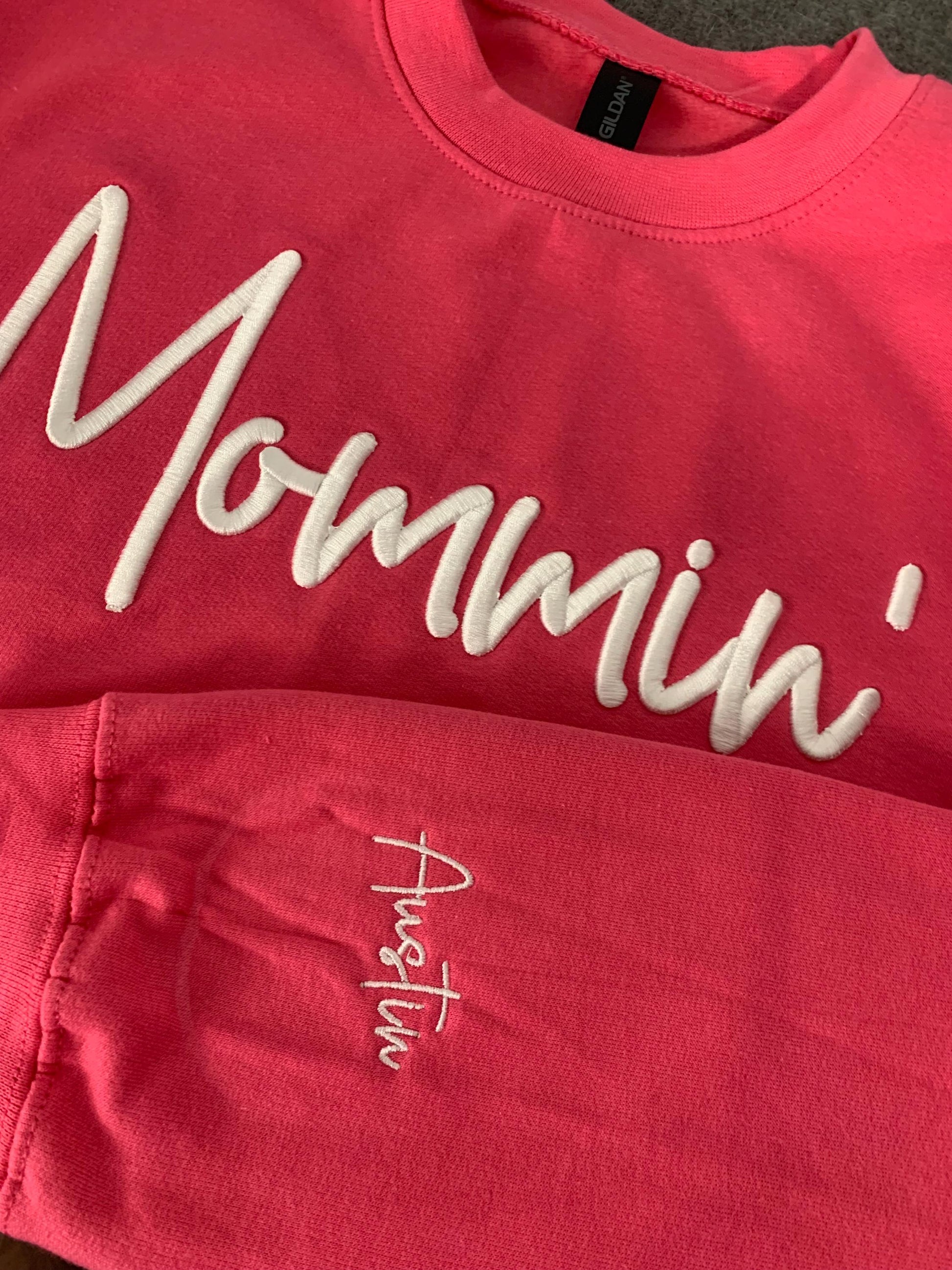 Personalized “Mommin’” 3D Puff Embroidered Sweatshirt – Customizable – Add Name on Sleeve – Cozy Mom Sweatshirt