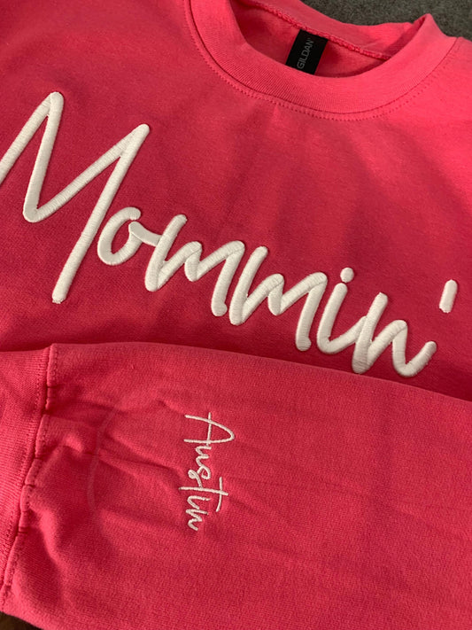 Personalized “Mommin’” 3D Puff Embroidered Sweatshirt – Customizable – Add Name on Sleeve – Cozy Mom Sweatshirt
