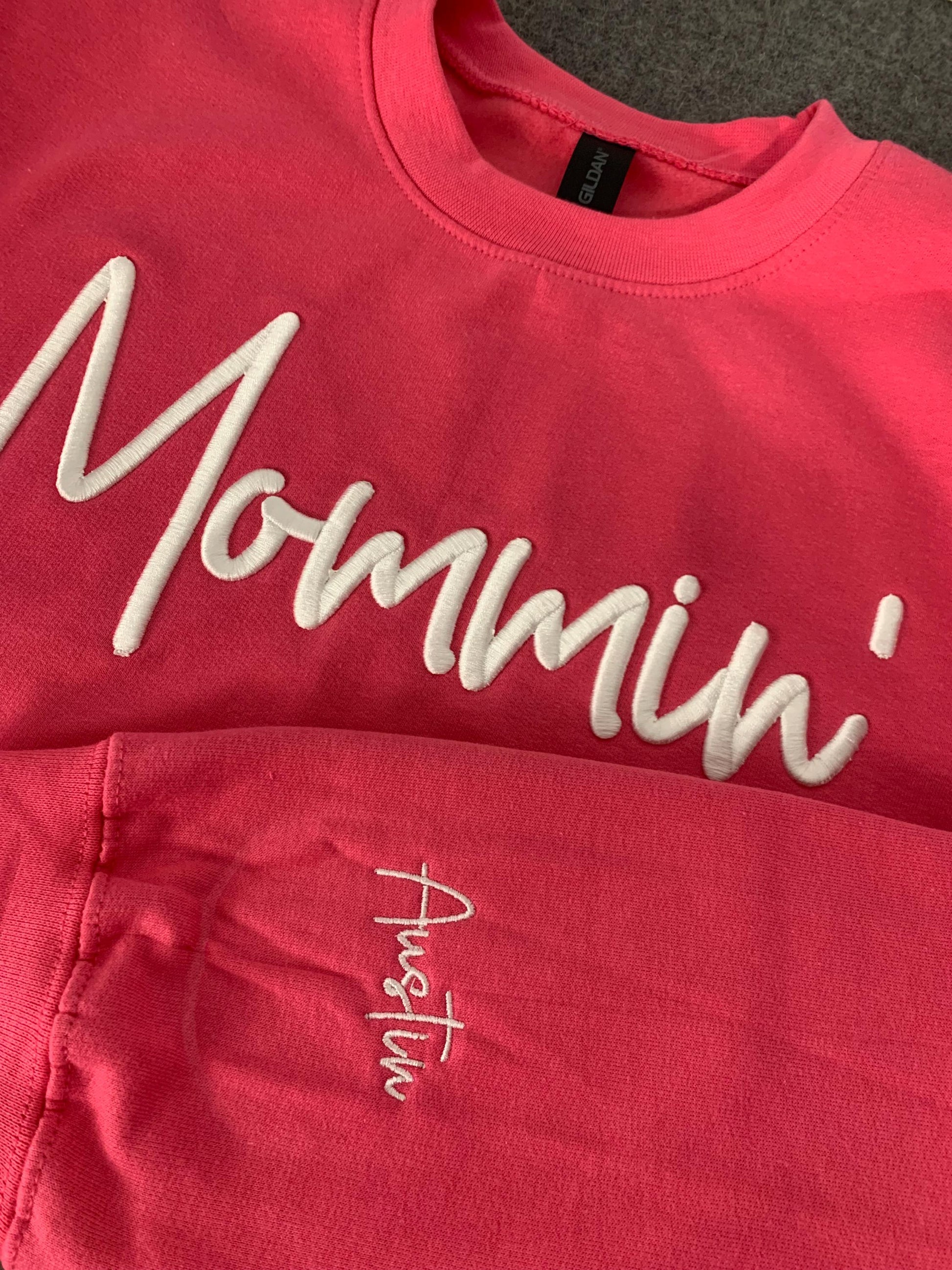 Personalized “Mommin’” 3D Puff Embroidered Sweatshirt – Customizable – Add Name on Sleeve – Cozy Mom Sweatshirt